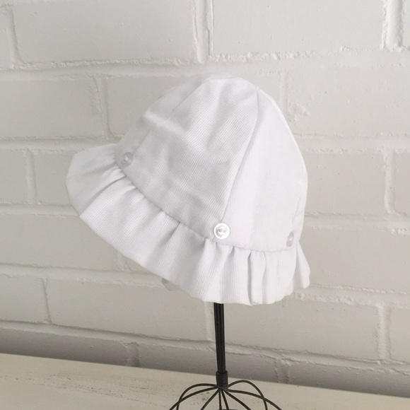 old -style classic white baby girl bonnets, sun hats, pool hats, beach hats - Picture 4 of 9